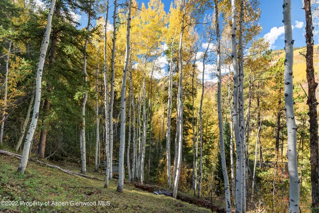 a view of residential houses