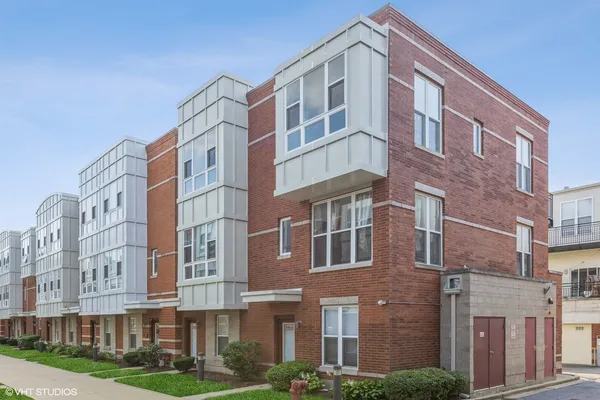 $3,300 | 3238 North Kilbourn Avenue, Unit 14, Chicago, IL 60641