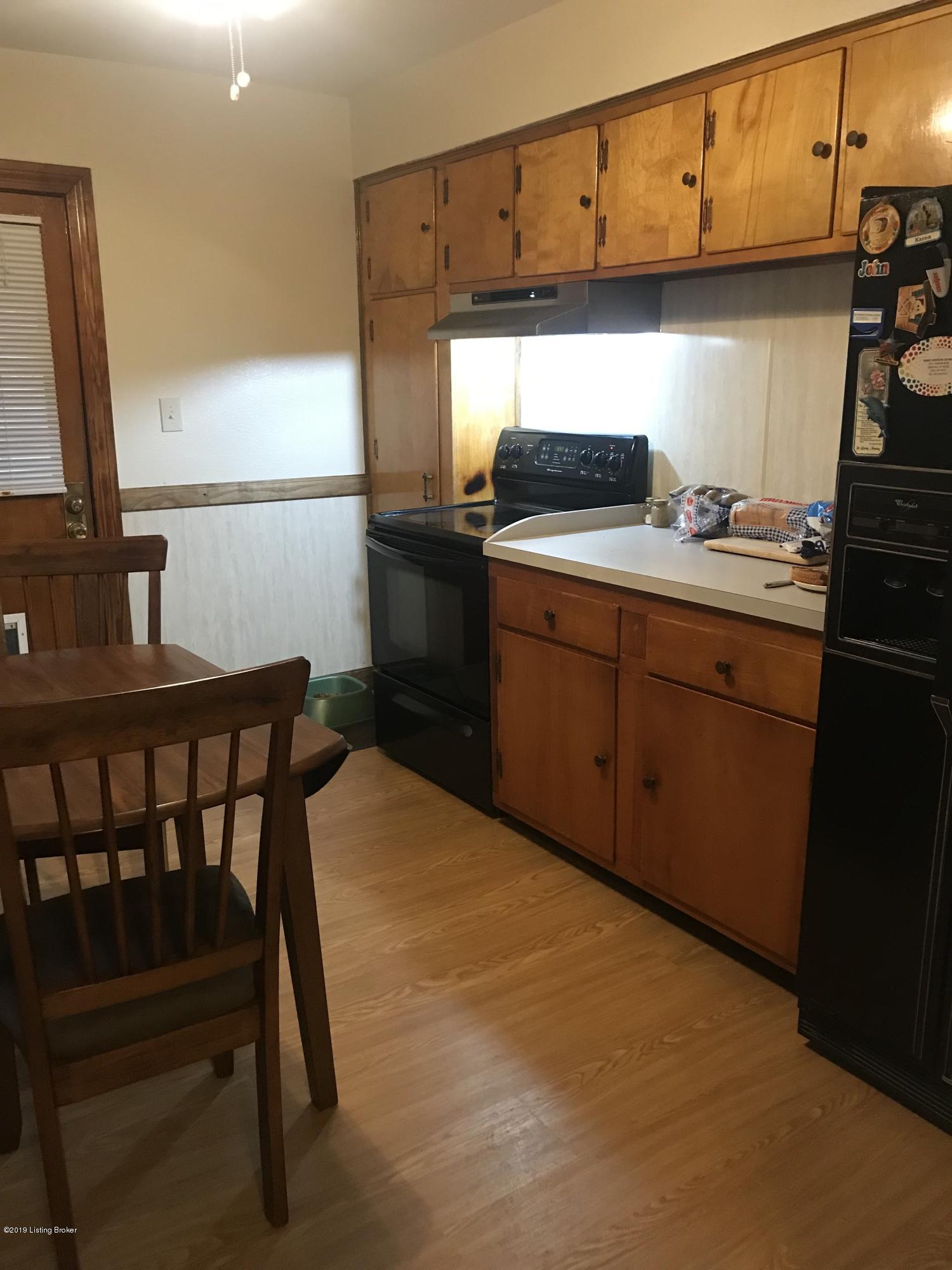 4432 Dover Road Louisville, KY 40216 - Photo 8 of 15 ECA7B136-A884-4275-919C-7F16E28D874B