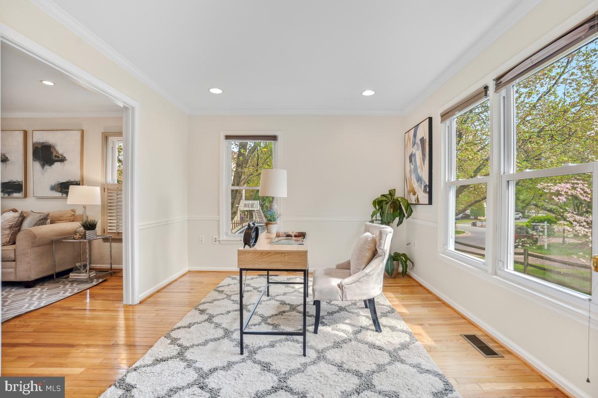 10 Leatherleaf Court Gaithersburg, MD 20878 - Photo 12 of 47 a living room with furniture and a window