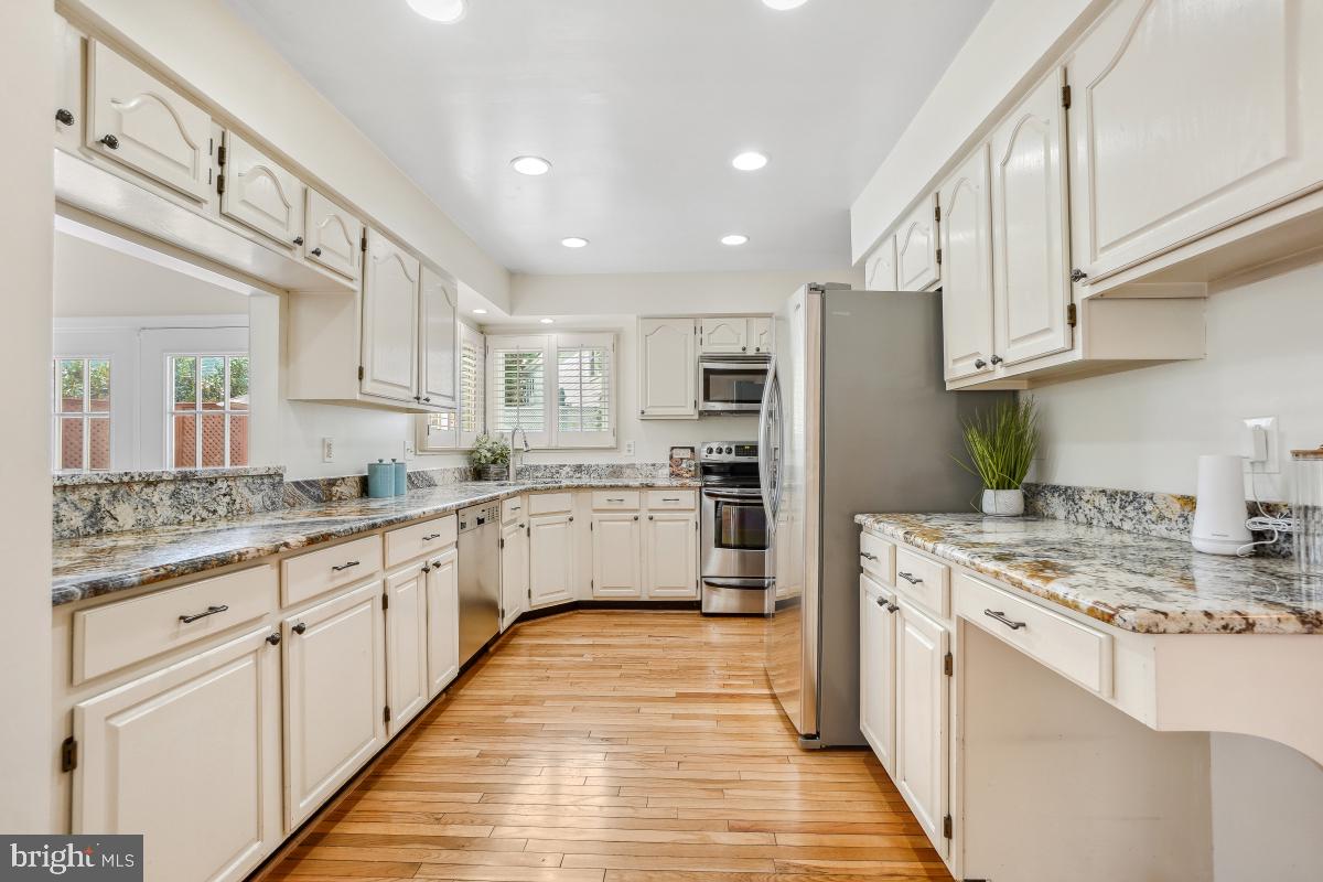10 Leatherleaf Court Gaithersburg, MD 20878 - Photo 13 of 47 a kitchen with stainless steel appliances granite countertop a sink and cabinets
