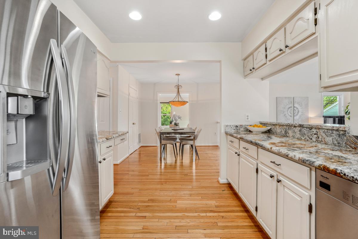 10 Leatherleaf Court Gaithersburg, MD 20878 - Photo 14 of 47 a kitchen with stainless steel appliances granite countertop a refrigerator and a stove