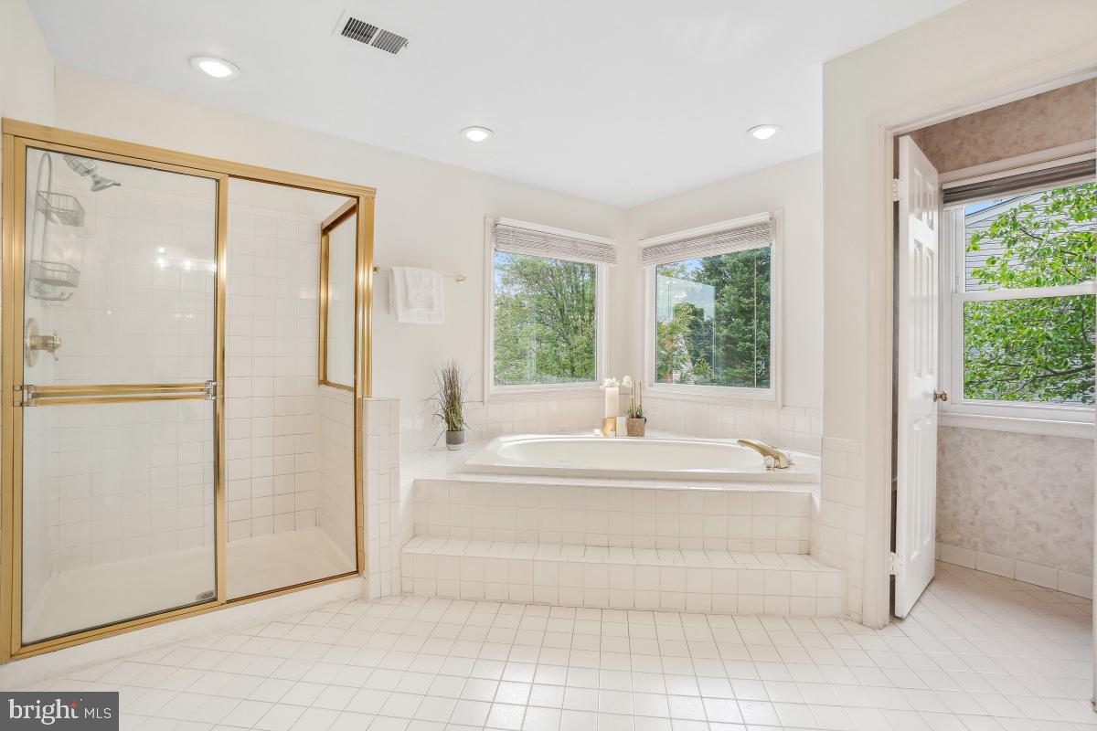 10 Leatherleaf Court Gaithersburg, MD 20878 - Photo 28 of 47 a spacious bathroom with a bathtub and a shower