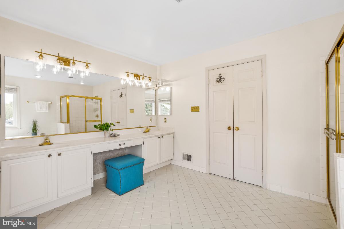 10 Leatherleaf Court Gaithersburg, MD 20878 - Photo 29 of 47 a kitchen with a sink and cabinets