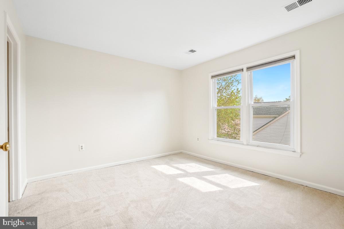 10 Leatherleaf Court Gaithersburg, MD 20878 - Photo 32 of 47 an empty room with a window