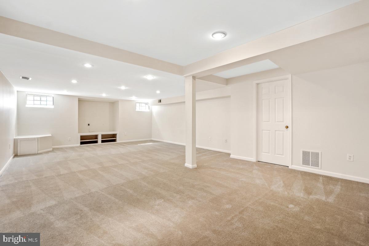 10 Leatherleaf Court Gaithersburg, MD 20878 - Photo 37 of 47 a view of an empty room