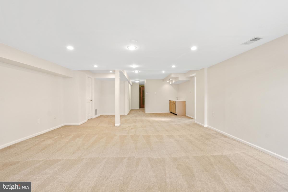 10 Leatherleaf Court Gaithersburg, MD 20878 - Photo 38 of 47 a view of an empty room