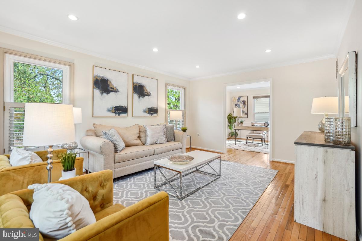 10 Leatherleaf Court Gaithersburg, MD 20878 - Photo 8 of 47 a living room with furniture and a table