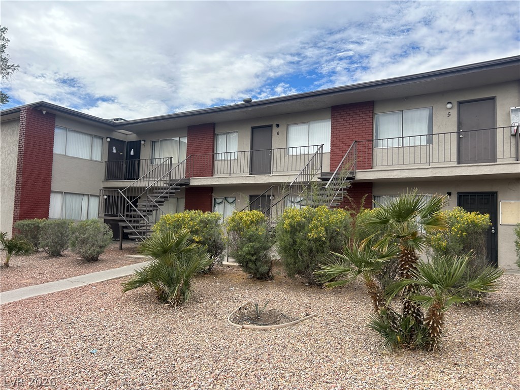 A low-maintenance gravel landscape complements the multi-level apartment building.