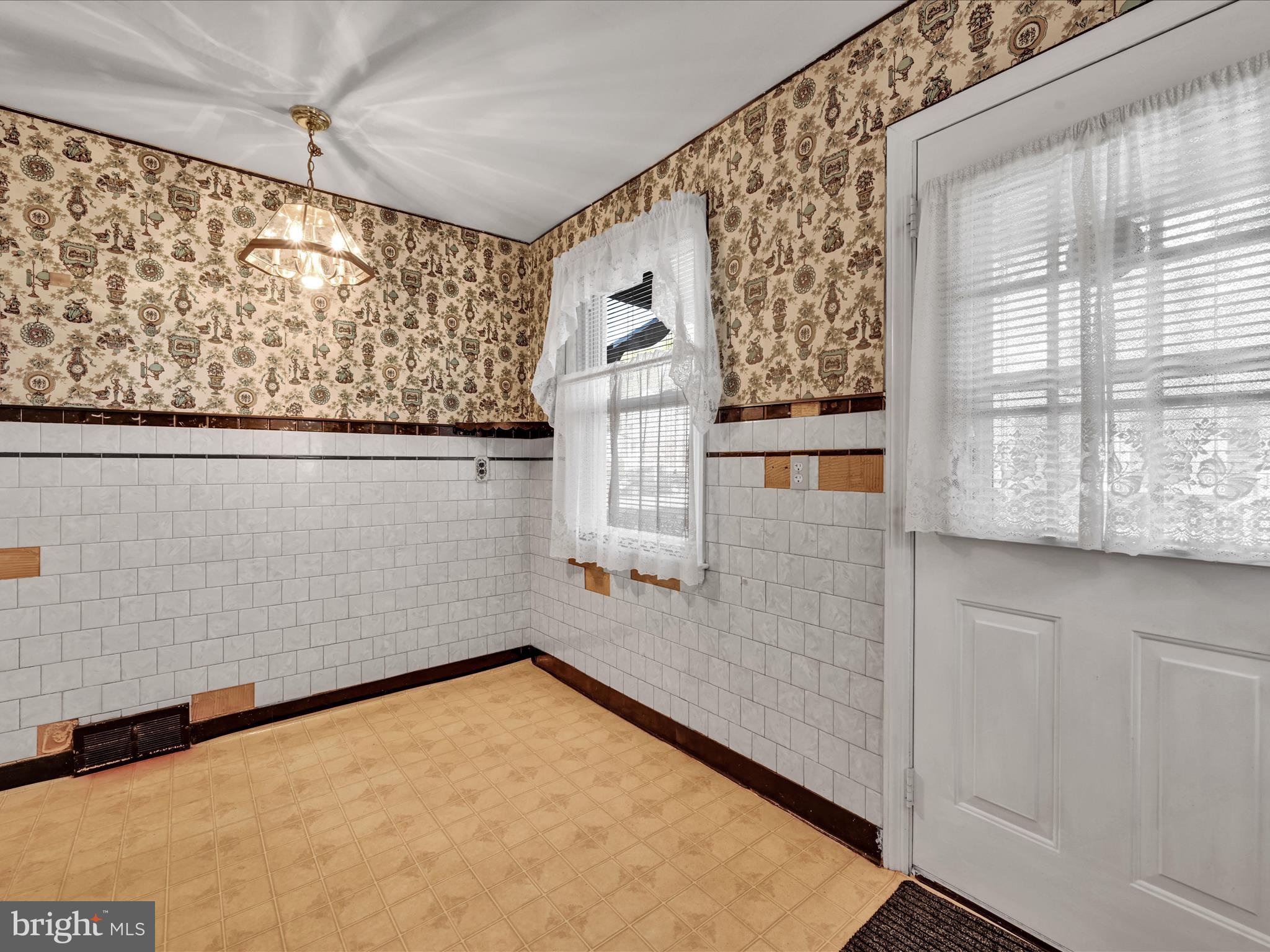 914 Village Road Folsom, PA 19033 - Photo 11 of 26 Kitchen