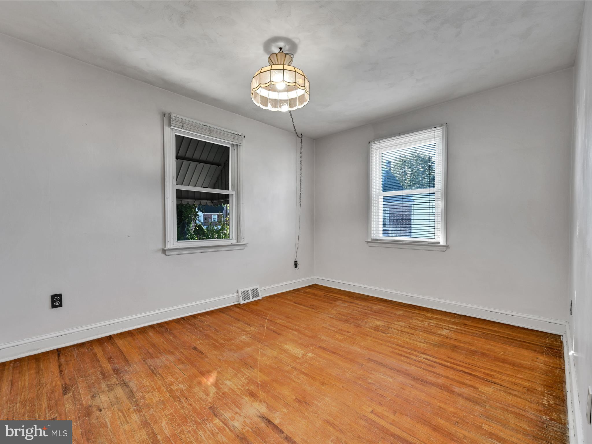 914 Village Road Folsom, PA 19033 - Photo 12 of 26 Dining Room
