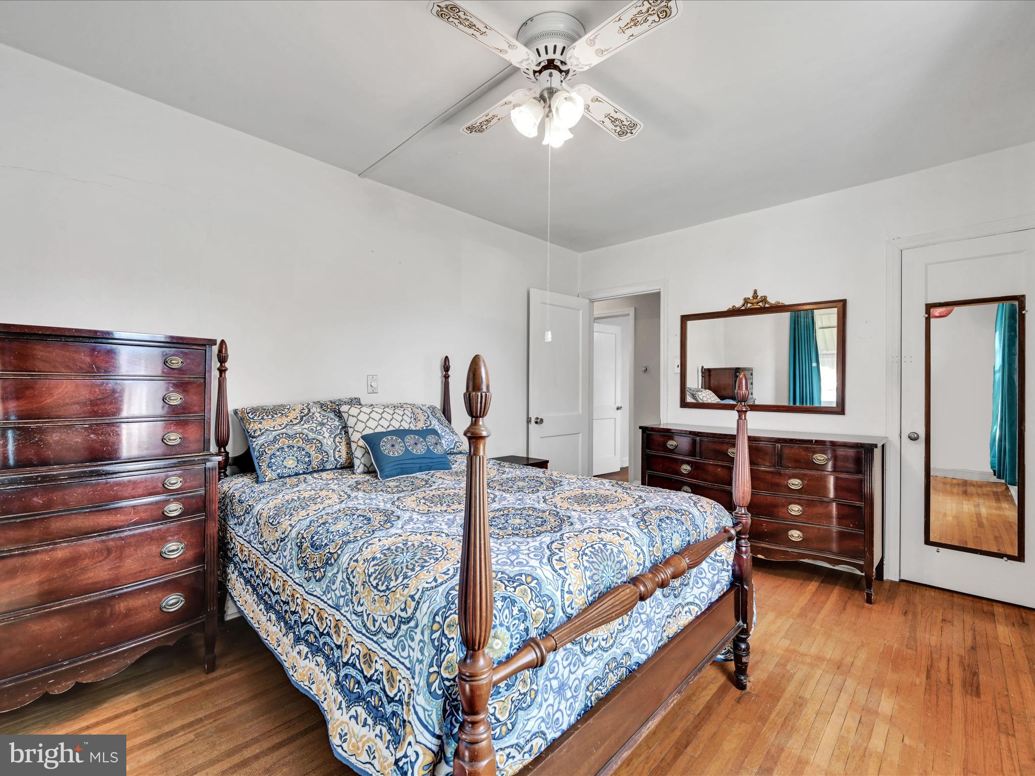 914 Village Road Folsom, PA 19033 - Photo 15 of 26 Primary Bedroom