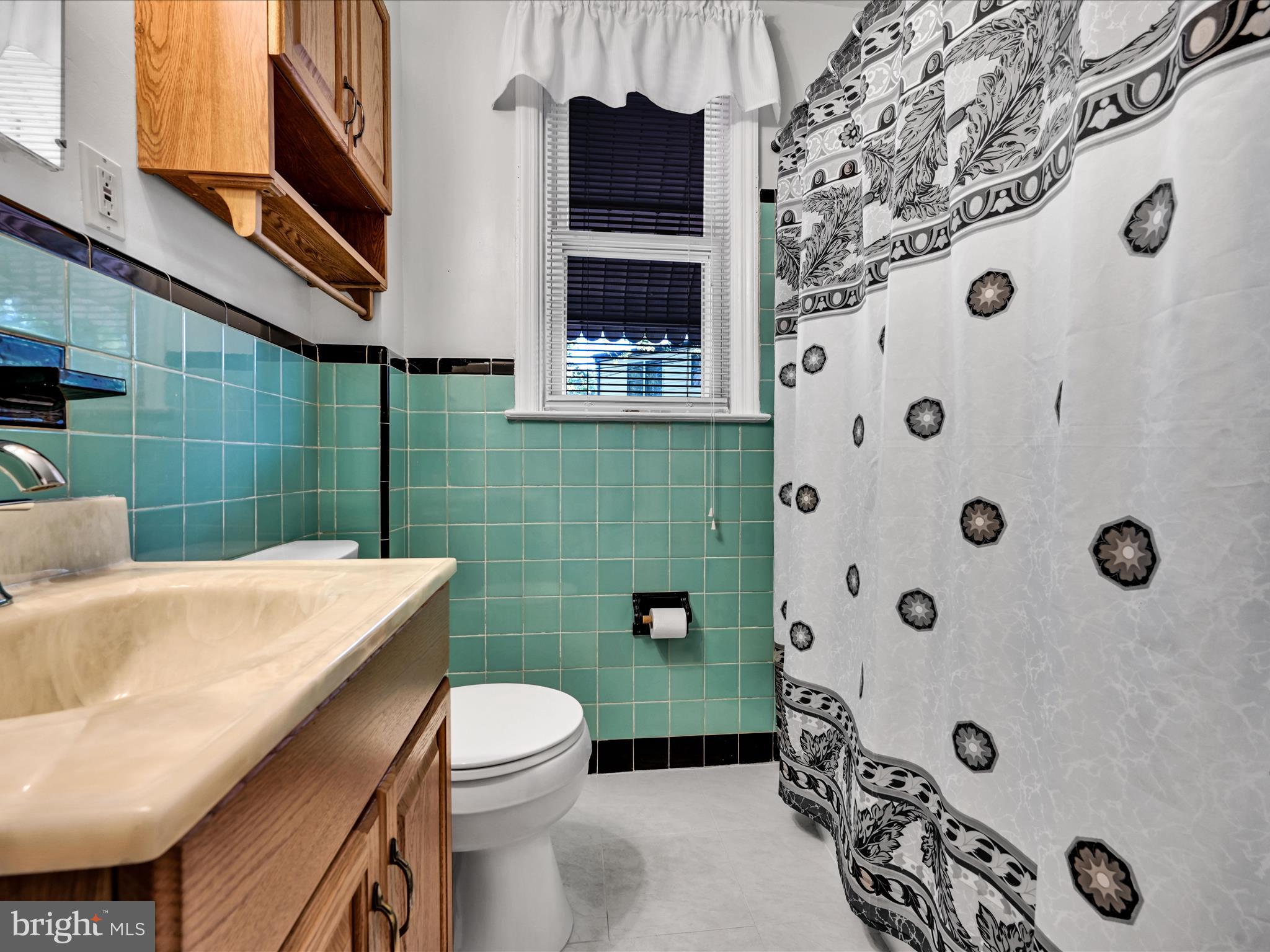 914 Village Road Folsom, PA 19033 - Photo 16 of 26 Primary Bathroom