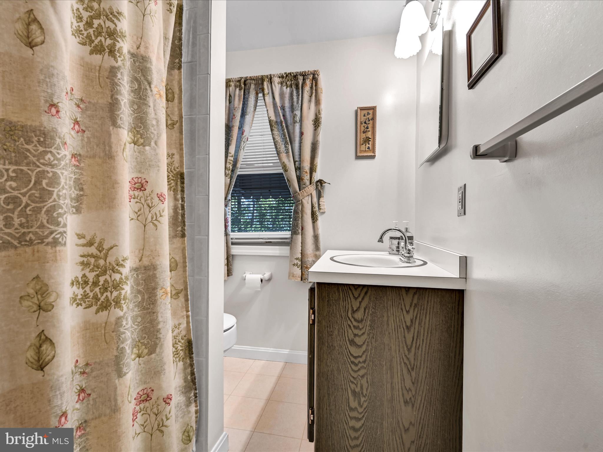 914 Village Road Folsom, PA 19033 - Photo 21 of 26 Bathroom