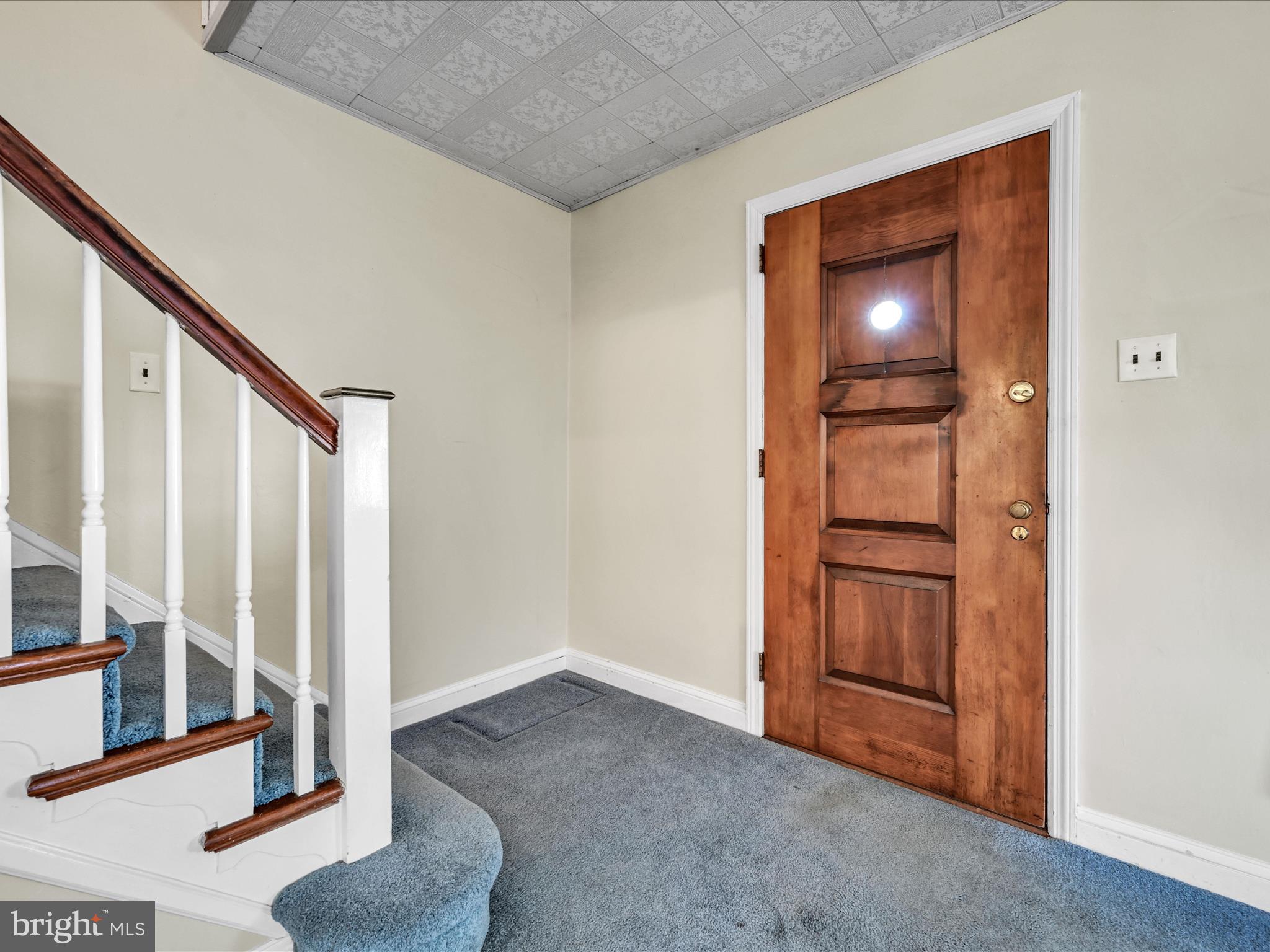 914 Village Road Folsom, PA 19033 - Photo 3 of 26 Foyer