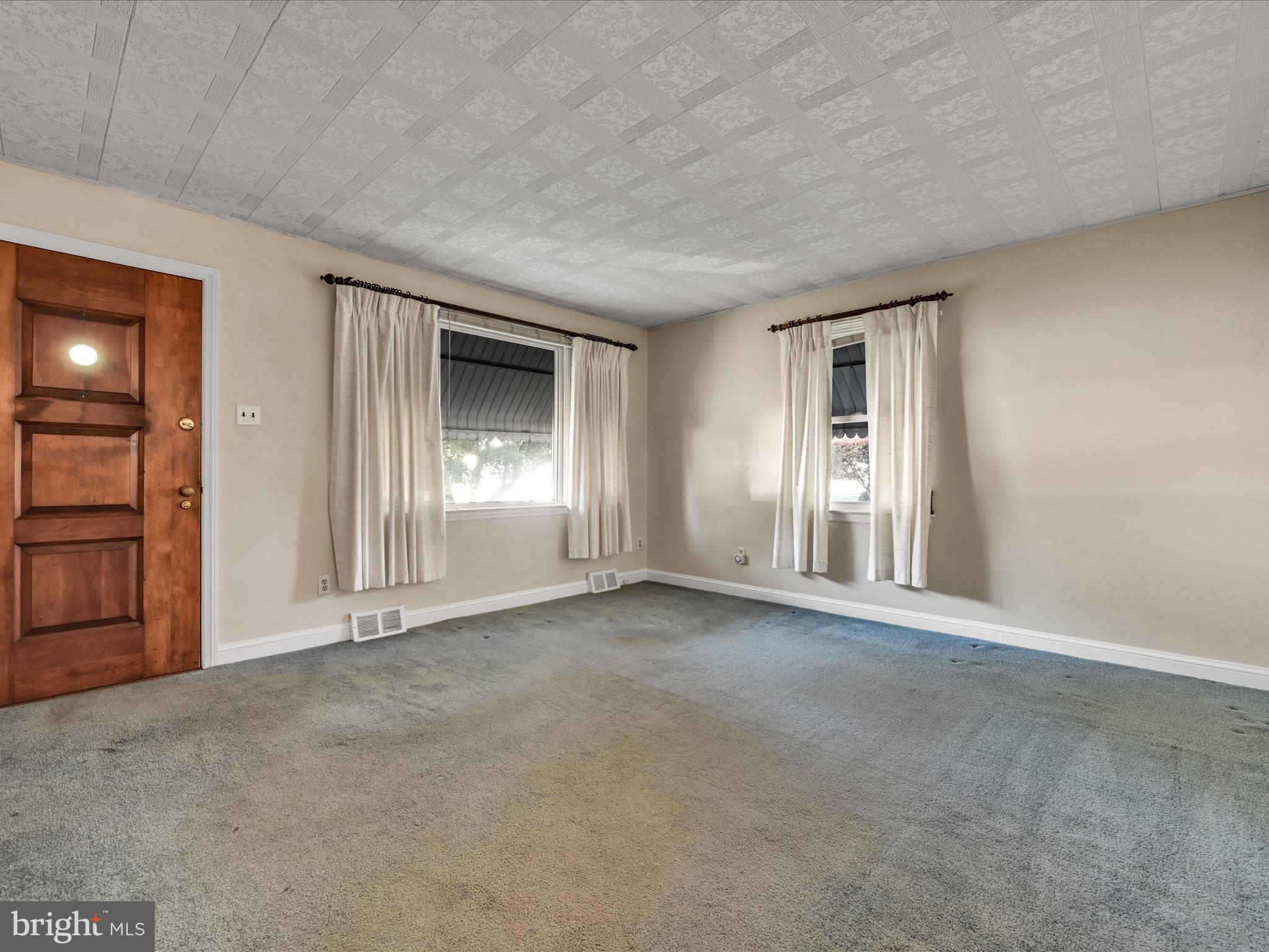 914 Village Road Folsom, PA 19033 - Photo 4 of 26 Living Room
