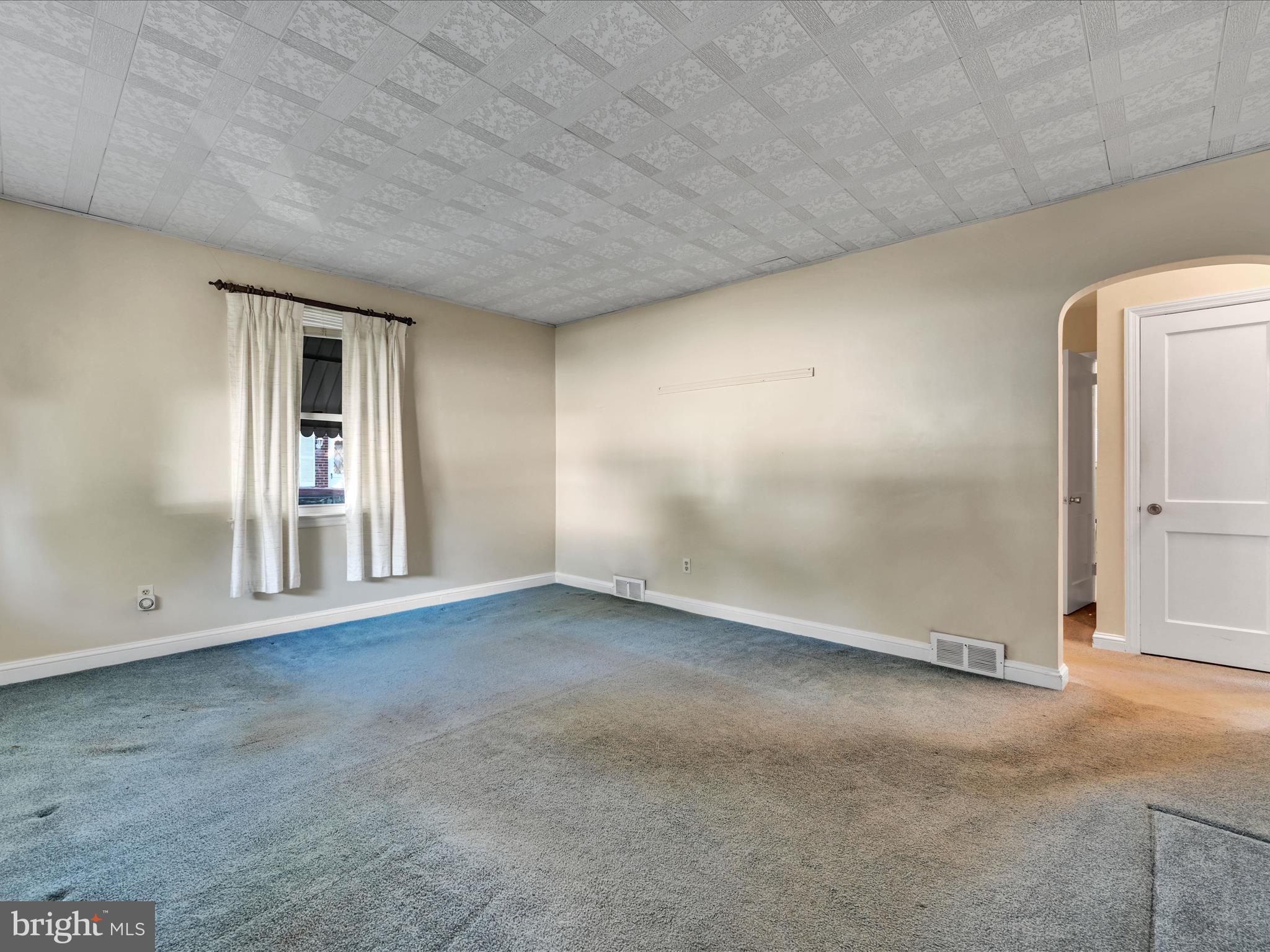 914 Village Road Folsom, PA 19033 - Photo 5 of 26 Living Room