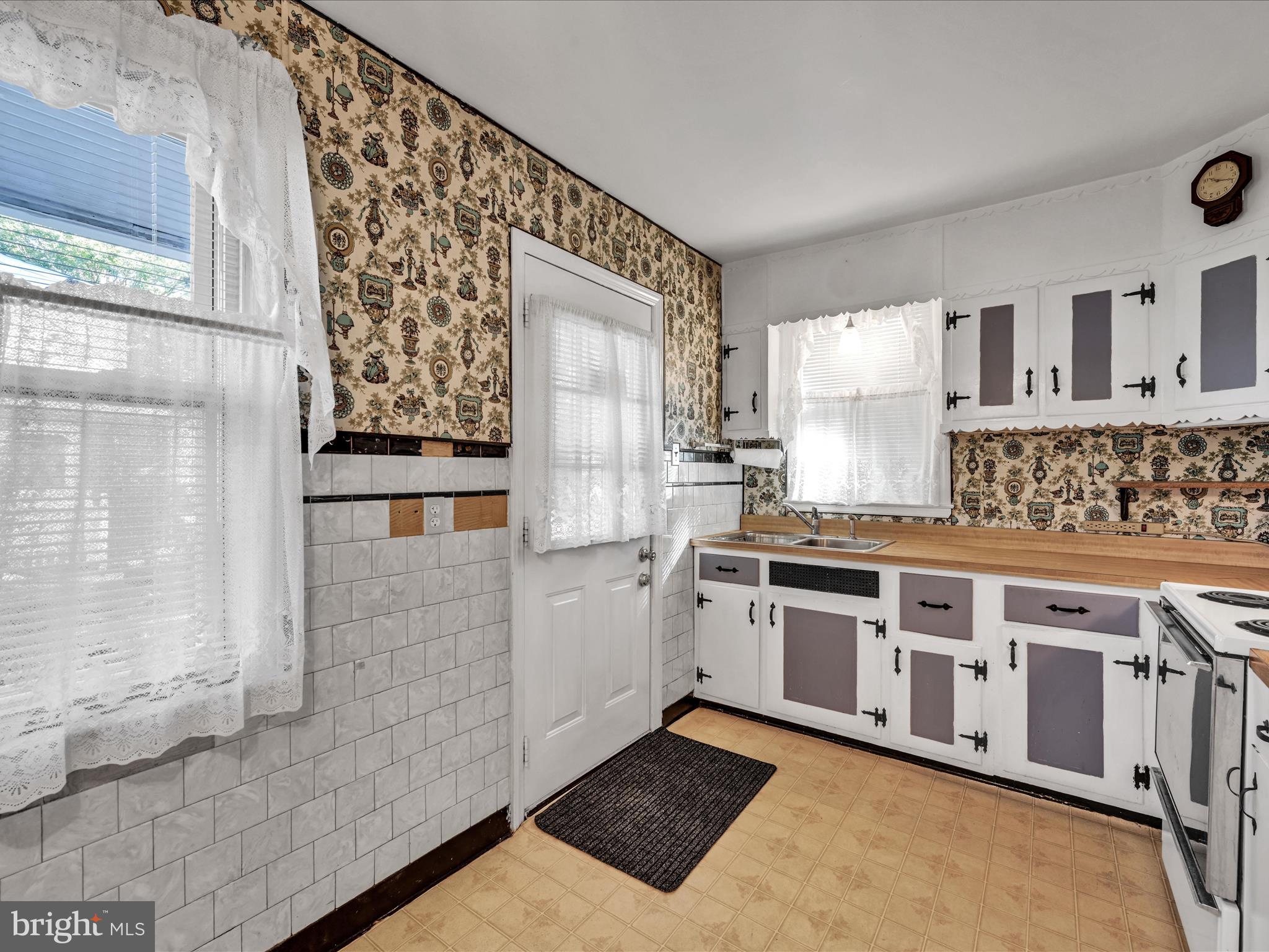 914 Village Road Folsom, PA 19033 - Photo 7 of 26 Kitchen