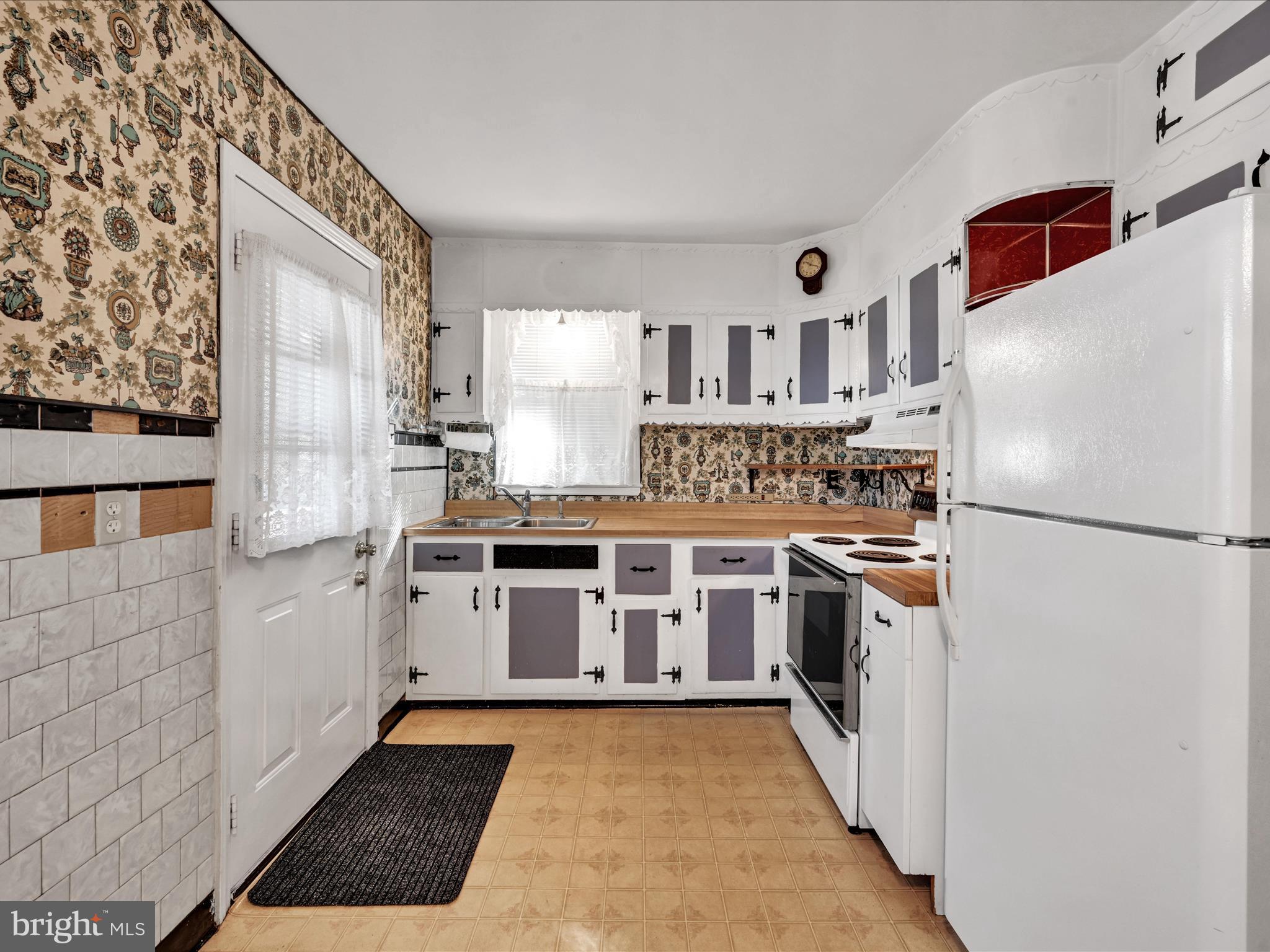 914 Village Road Folsom, PA 19033 - Photo 8 of 26 Kitchen