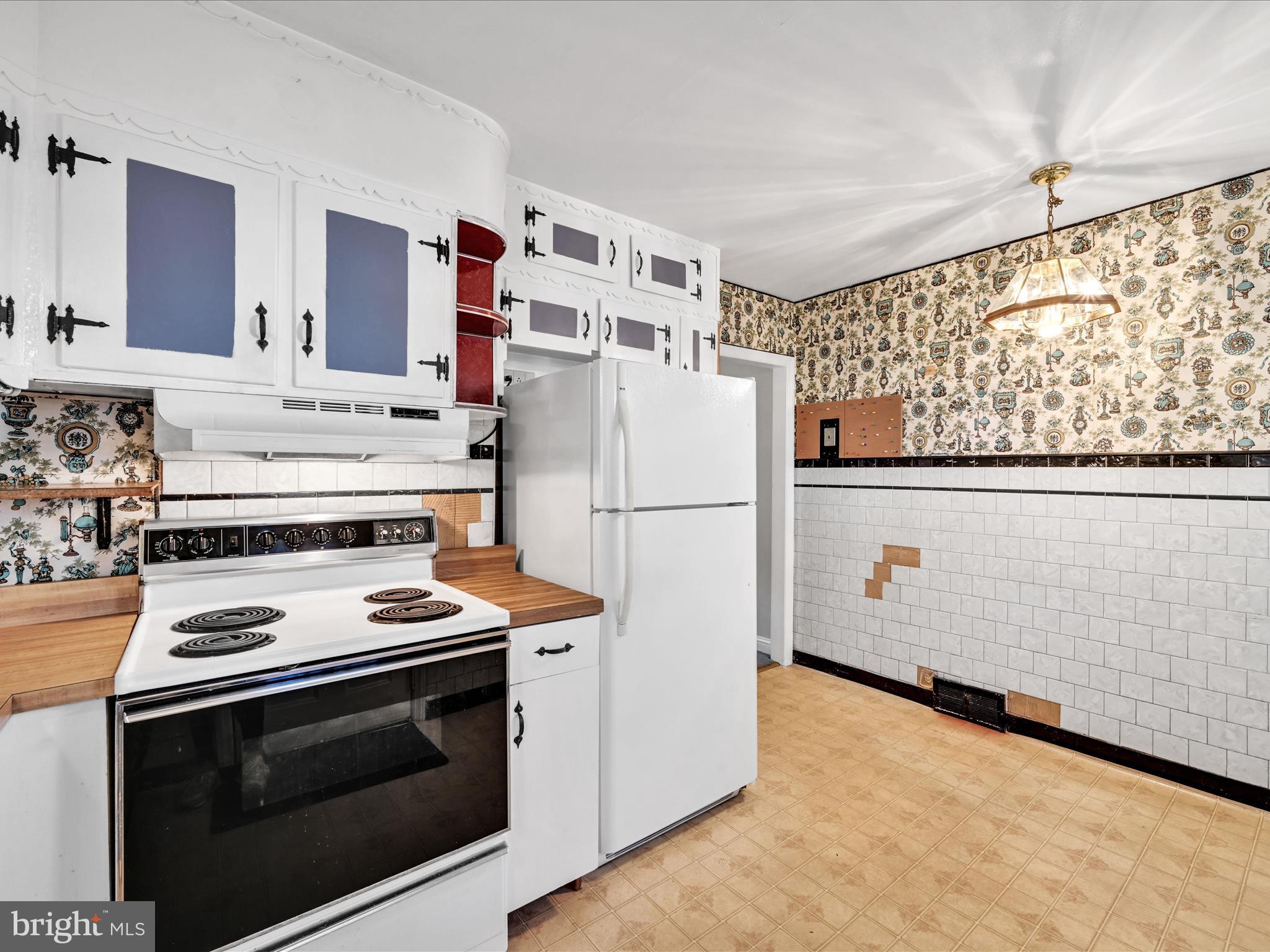 914 Village Road Folsom, PA 19033 - Photo 9 of 26 Kitchen