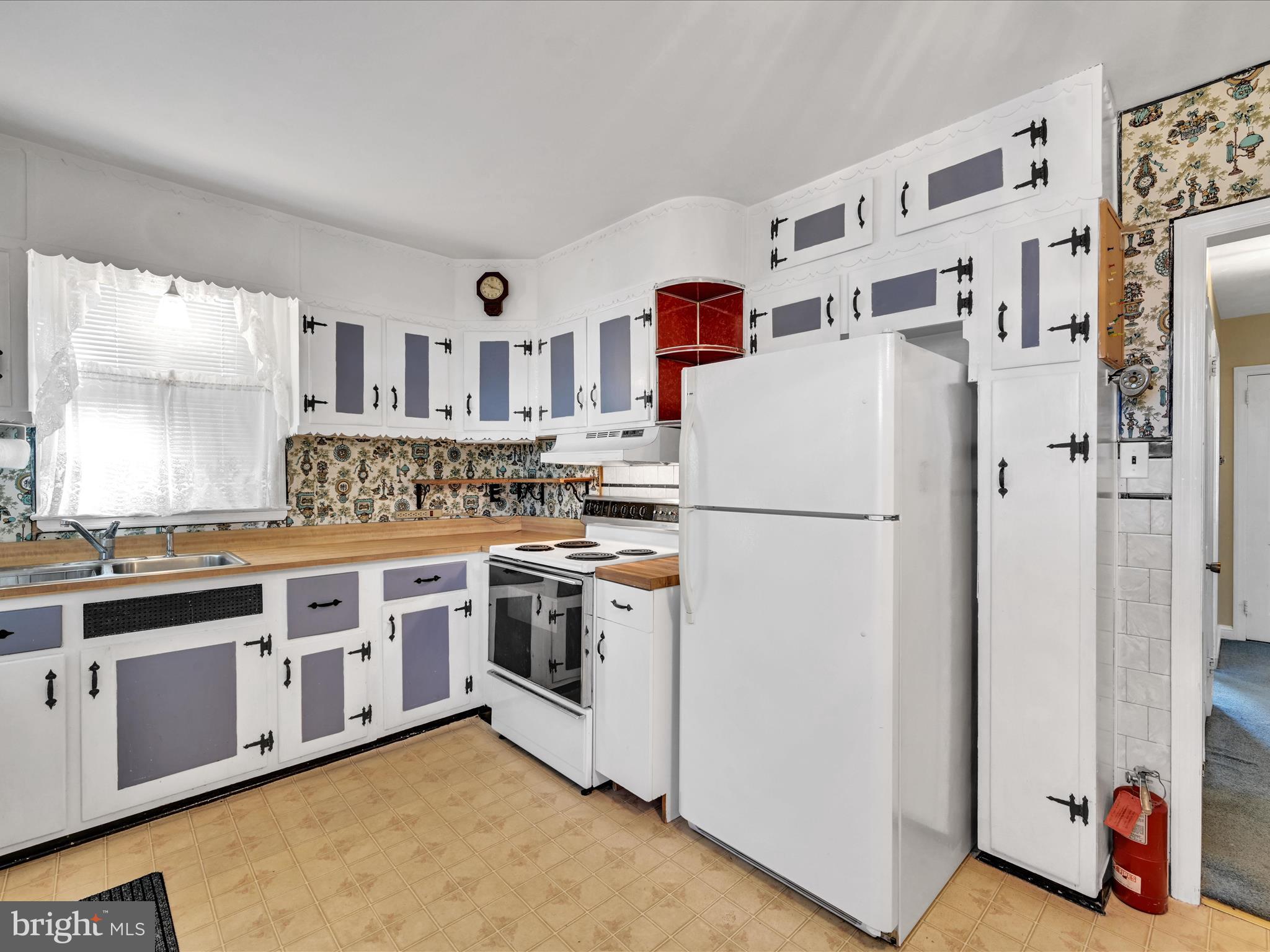 914 Village Road Folsom, PA 19033 - Photo 10 of 26 kitchen