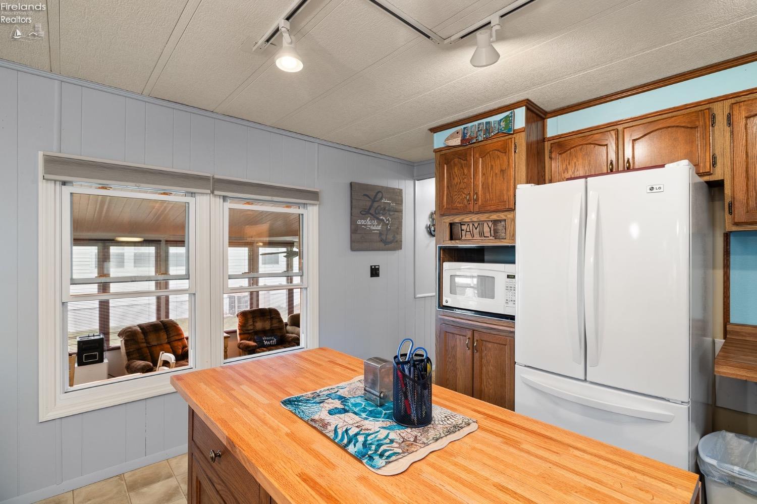 1623 Northeast Catawba Road, Unit 146 Port Clinton, OH 43452 - Photo 9 of 37 Gallery Image 9