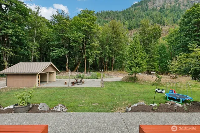 a view of a house with a yard