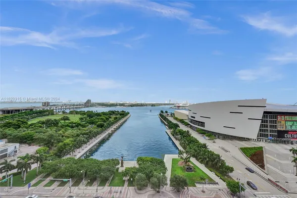 $780,000 | 888 Biscayne Boulevard, Unit 4001, Miami, FL 33132