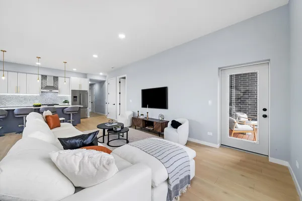 $540,000 | 5830 North Lincoln Avenue, Unit 3E, Chicago, IL 60659