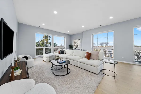 $540,000 | 5830 North Lincoln Avenue, Unit 3E, Chicago, IL 60659