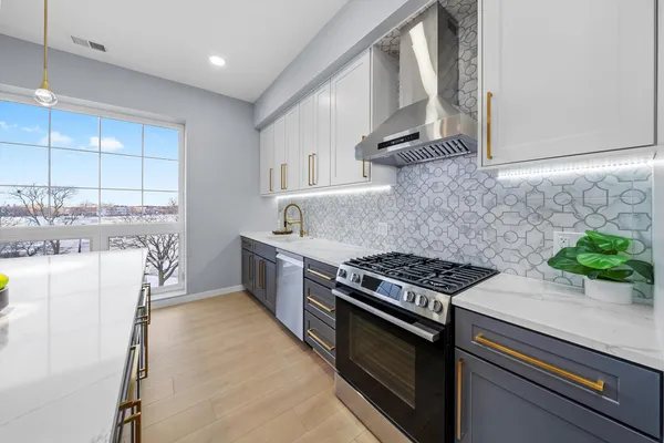 $540,000 | 5830 North Lincoln Avenue, Unit 3E, Chicago, IL 60659