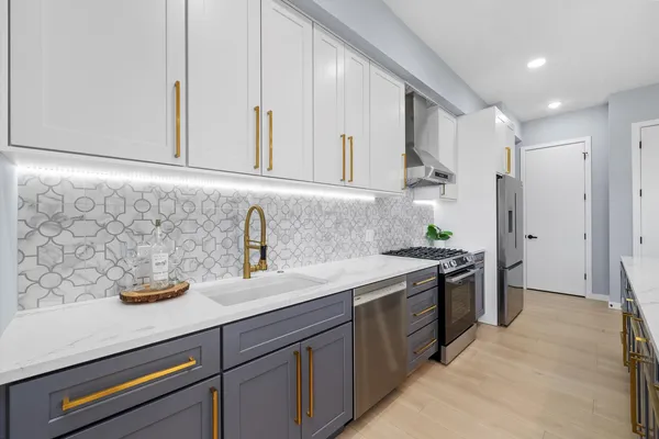 $540,000 | 5830 North Lincoln Avenue, Unit 3E, Chicago, IL 60659