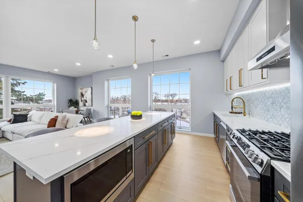 $540,000 | 5830 North Lincoln Avenue, Unit 3E, Chicago, IL 60659
