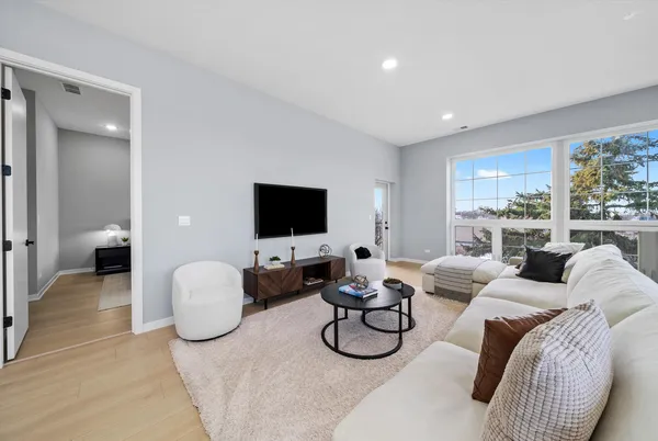 $540,000 | 5830 North Lincoln Avenue, Unit 3E, Chicago, IL 60659