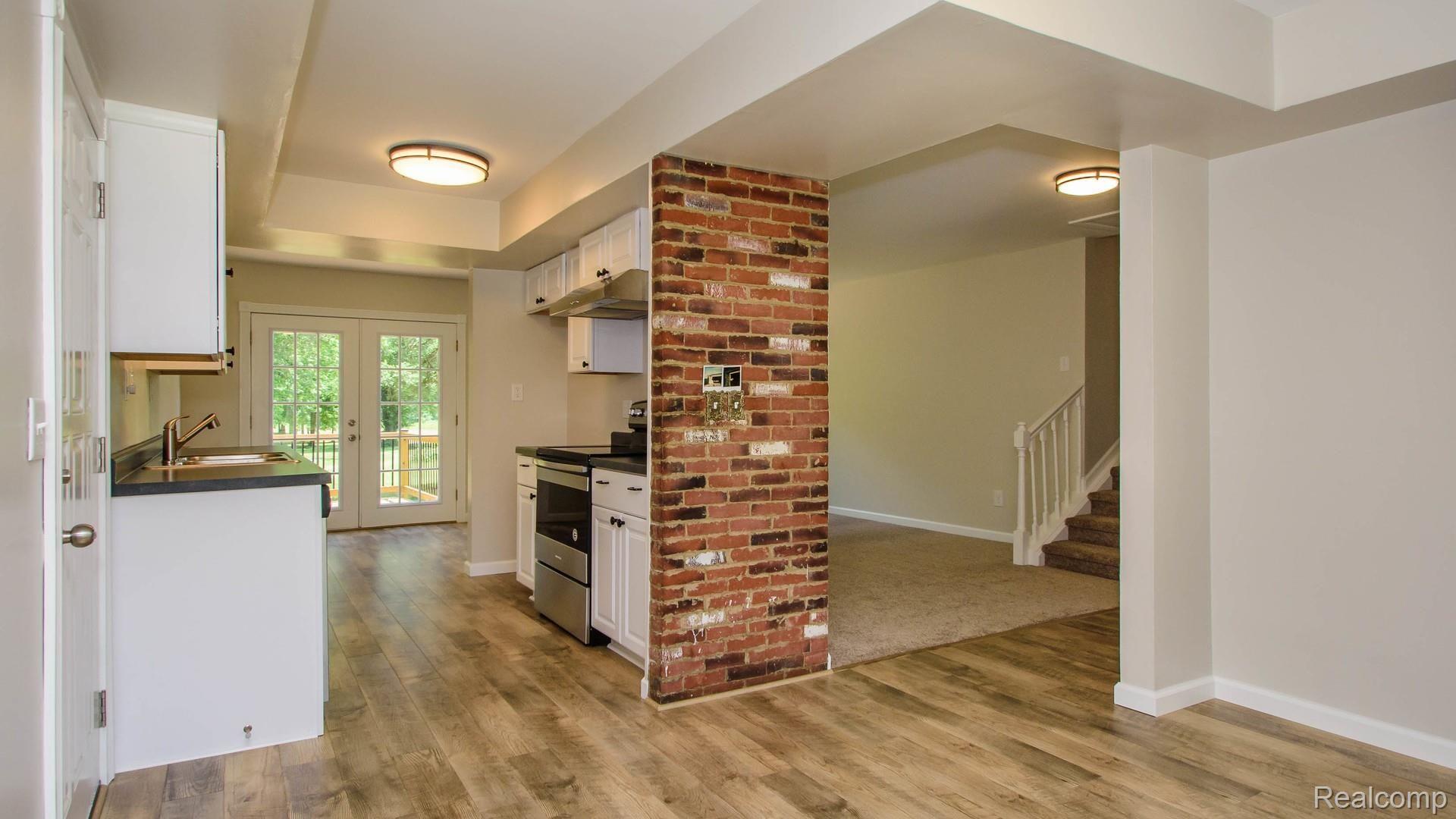 12418 Townsend Road Milan, MI 48160 - Photo 13 of 46 DiningRmtoKitchenLR.jpg