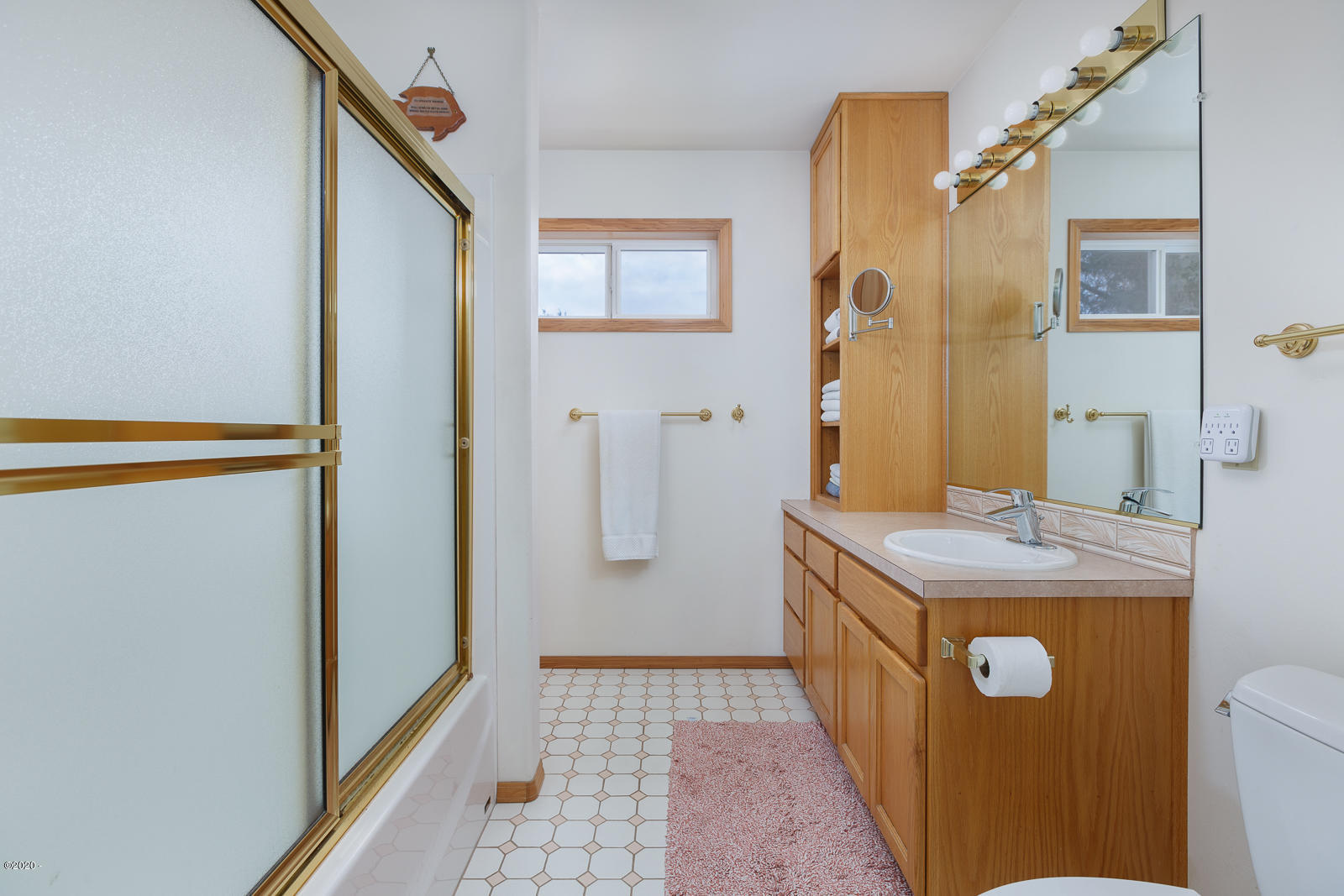 6100 Nestucca Ridge Road Pacific City, OR 97135 - Photo 9 of 14 Bathroom suite