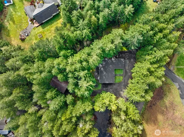 a view of an house with backyard and entertaining space