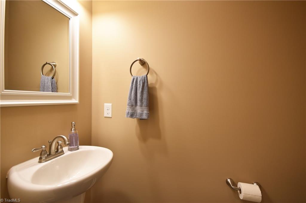 9510 Ellis Road Clemmons, NC 27012 - Photo 11 of 25 Powder Rm
