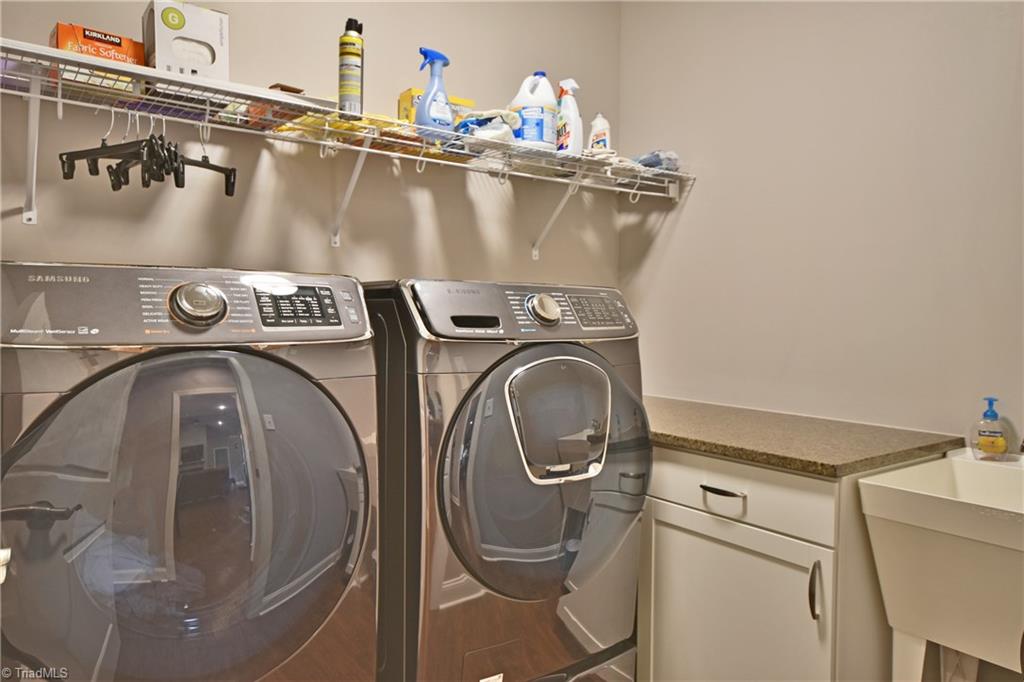 9510 Ellis Road Clemmons, NC 27012 - Photo 12 of 25 Laundry Rm with sink