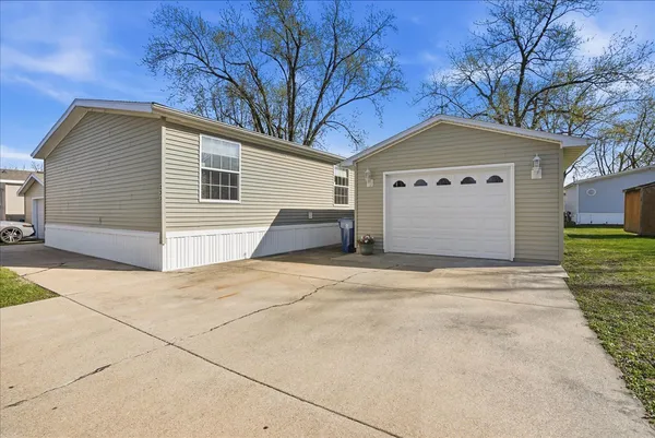 $75,000 | 233 Avenue E Street, Bloomington, IL 61704