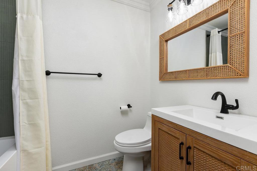 9046 Circle R Oaks Lane Escondido, CA 92026 - Photo 21 of 45