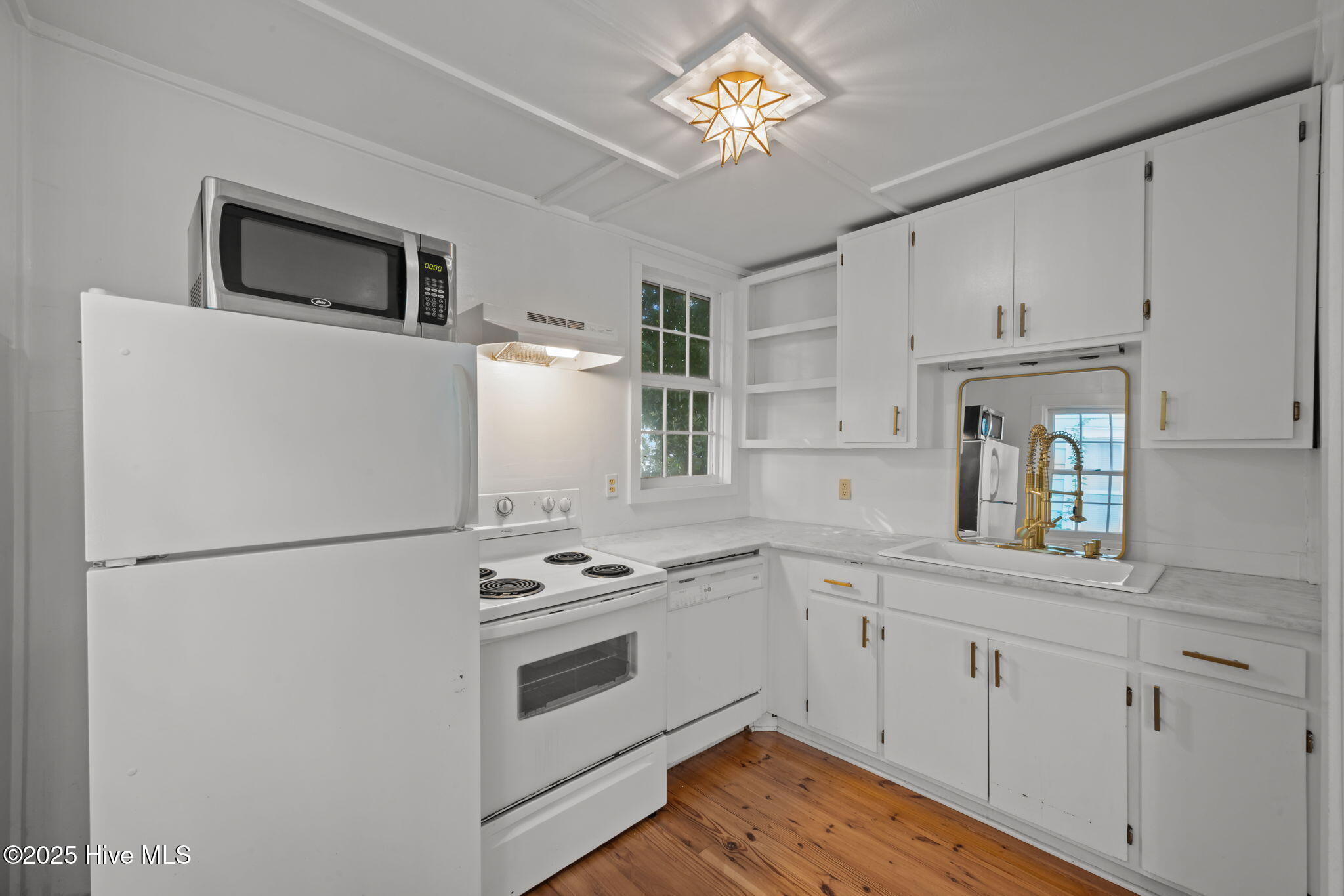 711 Queen Street New Bern, NC 28560 - Photo 7 of 28 Modern Gold Fixtures