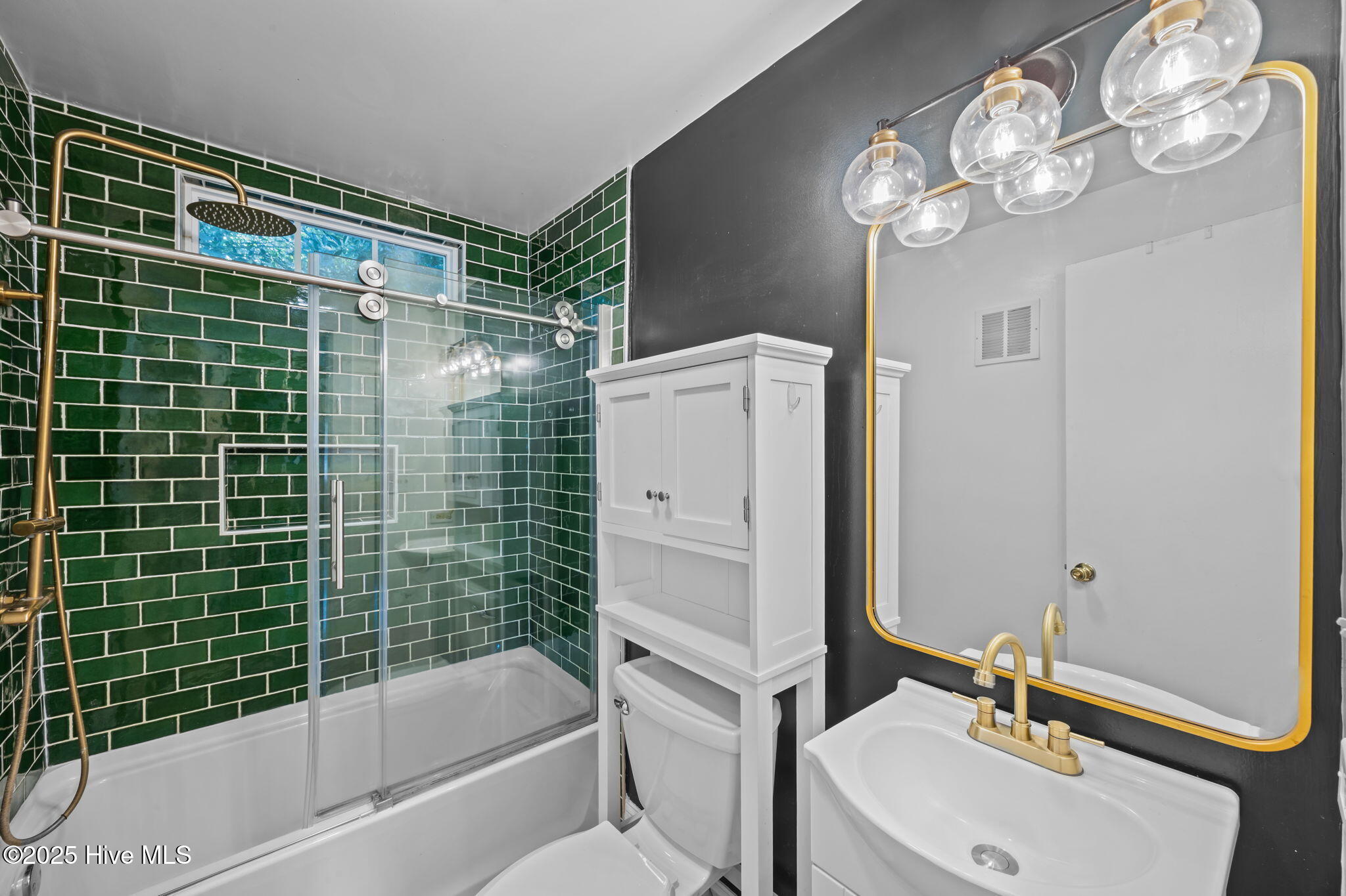 711 Queen Street New Bern, NC 28560 - Photo 10 of 28 Modern Amenities With Charm