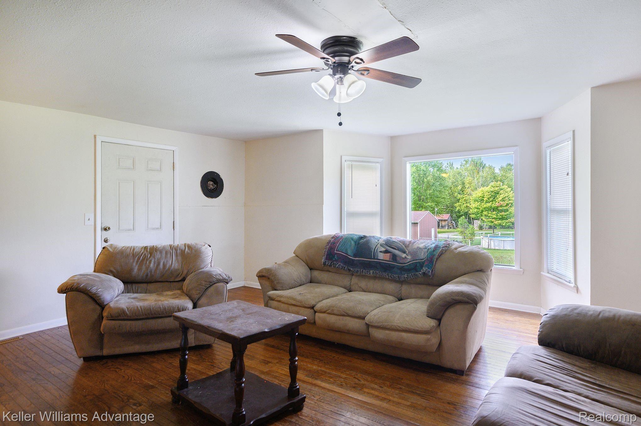 9898 South Lewis Road Millington, MI 48746 - Photo 5 of 20 Living Room2.jpeg