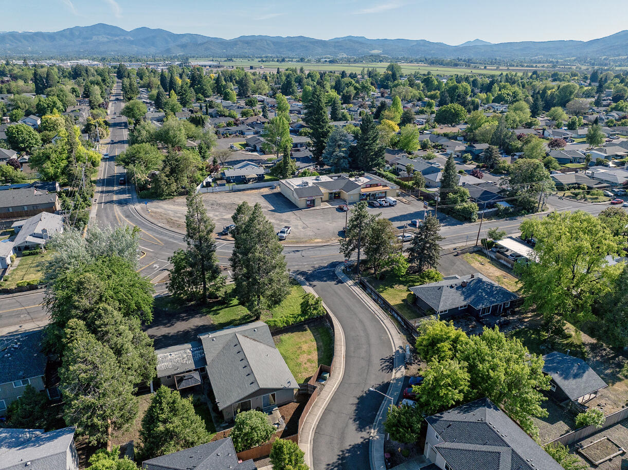 552 Gray Court Central Point, OR 97502 - Photo 27 of 29 25