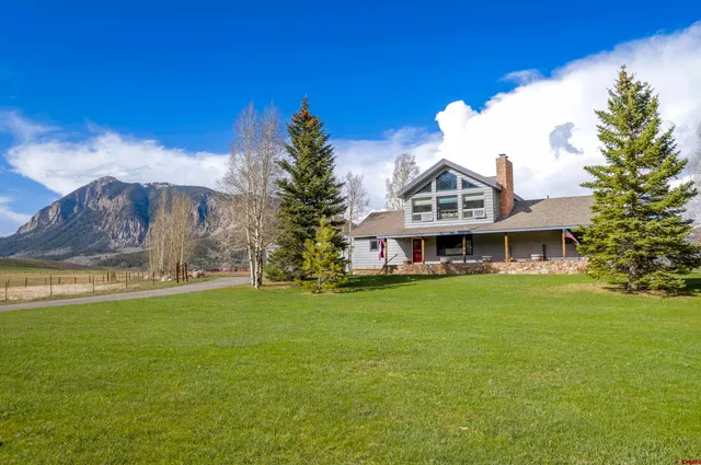 a front view of house with yard