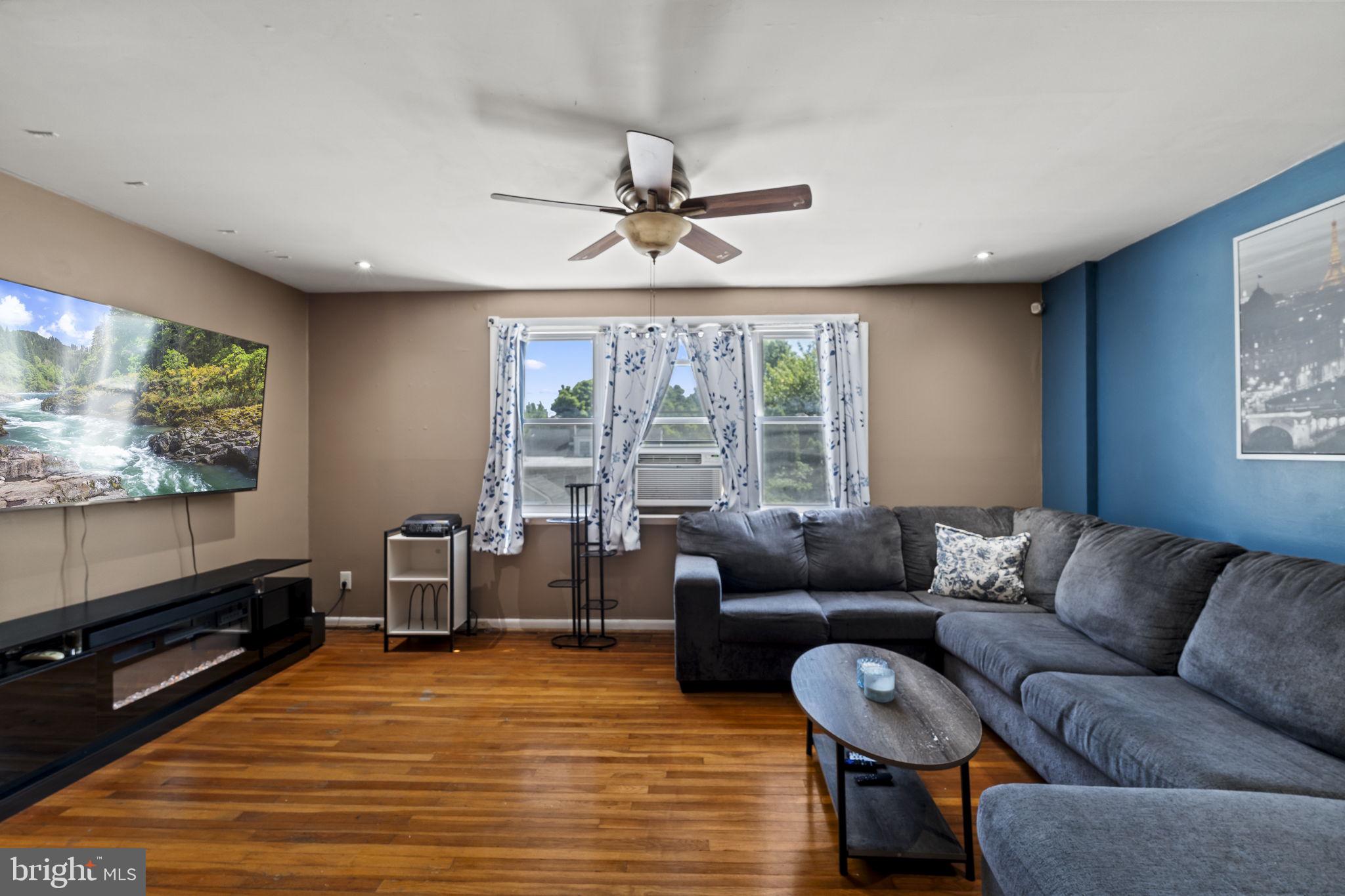 3329 Morning Glory Road Philadelphia, PA 19154 - Photo 11 of 32 Bright and inviting living space.