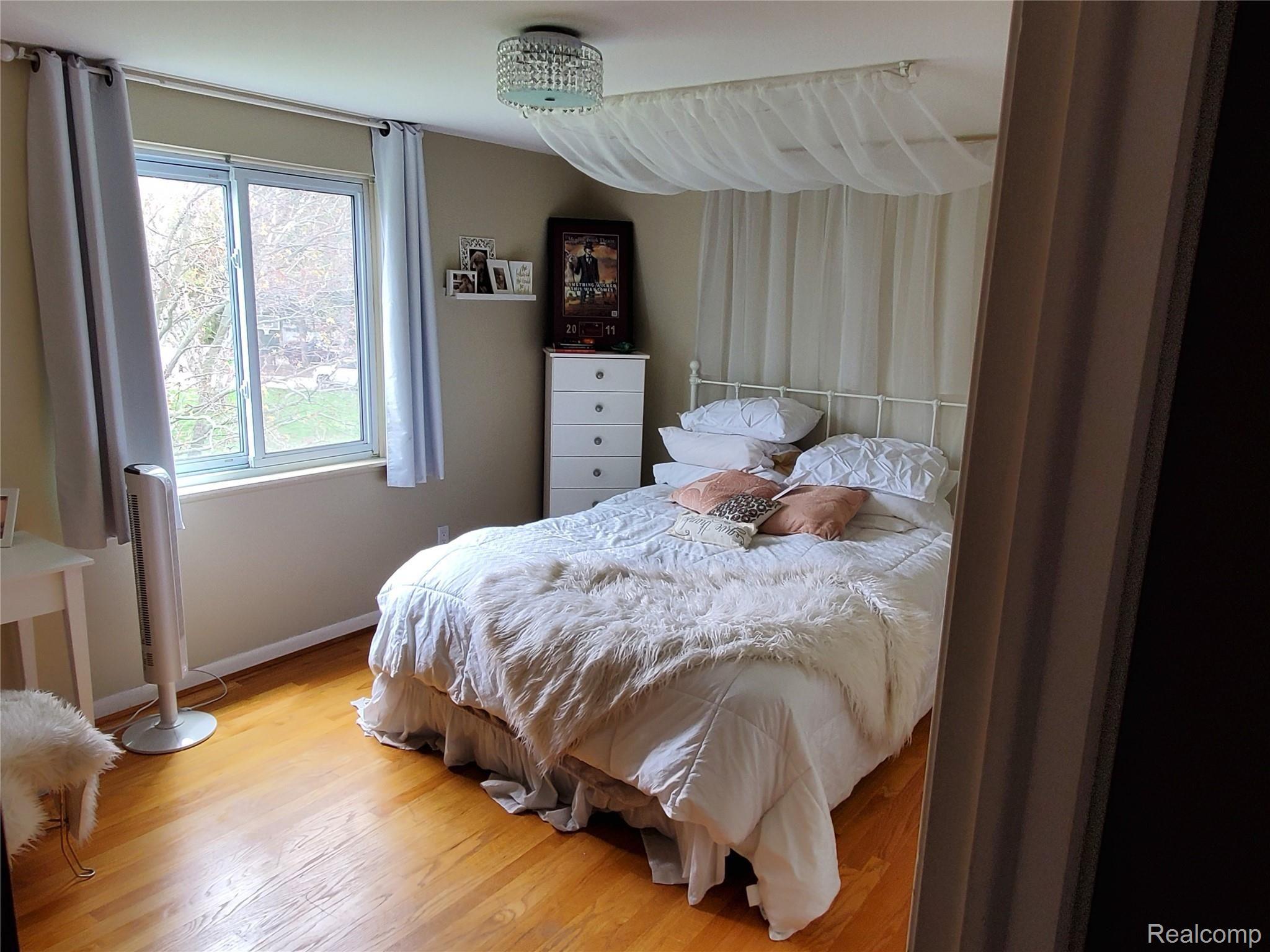 1871 Fair Oak Court Rochester, MI 48309 - Photo 16 of 25 Bedroom 3.jpg