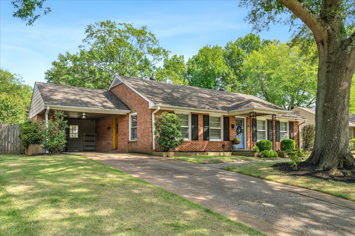 1104 West Perkins Road Memphis, TN 38117 - Photo 2 of 34 a front view of a house with a garden