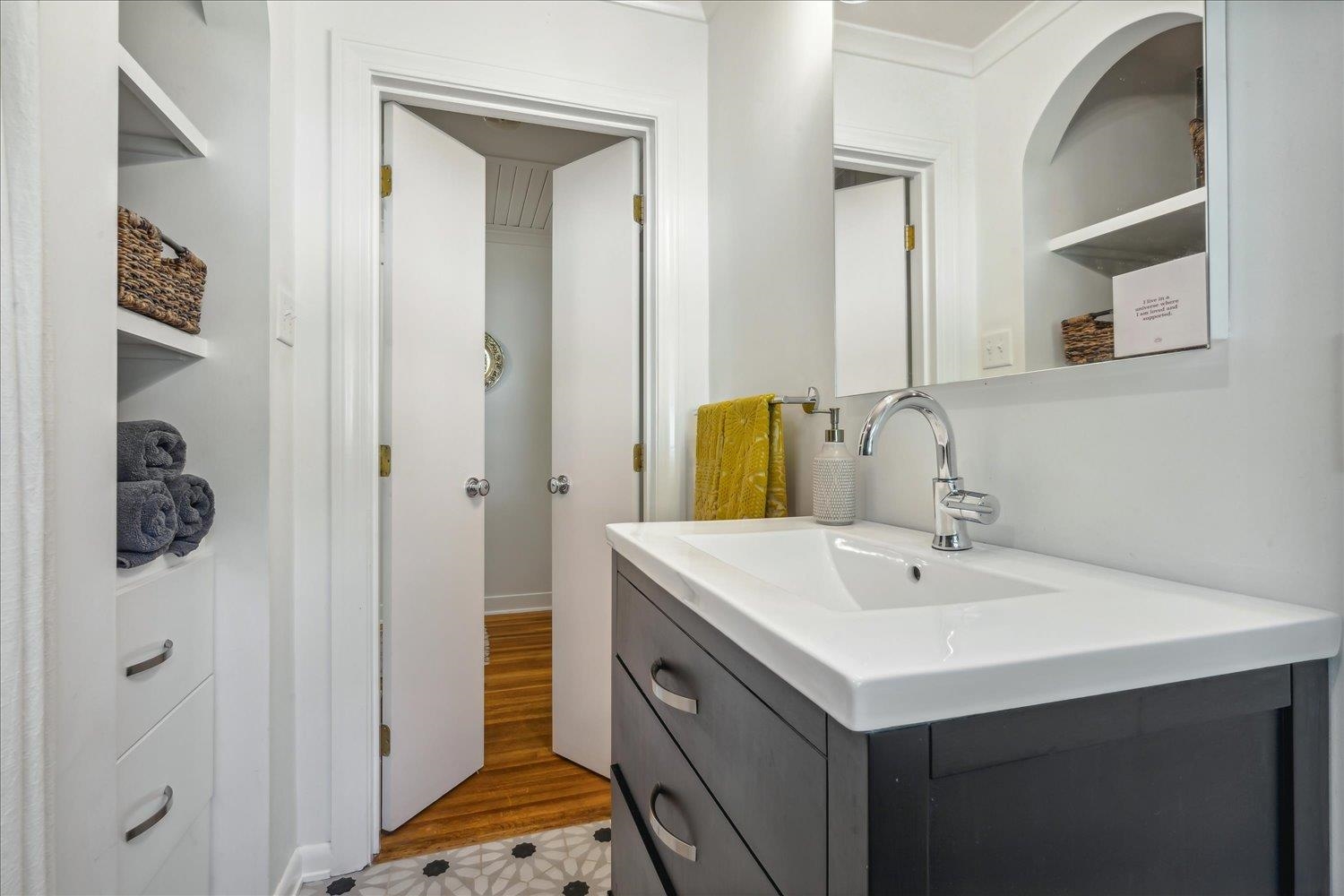 1104 West Perkins Road Memphis, TN 38117 - Photo 22 of 34 a bathroom with a sink and a mirror
